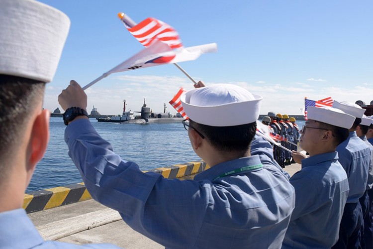 Theo thông báo của Hải quân Mỹ, tàu ngầm USS Michigan (SSGN-727) đã cập cảng Busan của Hàn Quốc vào hôm 13/10 vừa rồi để chuẩn bị cho đợt tập trận hải quân giữa Hàn Quốc và Mỹ trong tuần tới. Đợt tập trận này còn có sự tham gia của cả tàu sân bay hạt nhân USS Ronald Reagan đi cùng hai tàu khu trục hạm mang tên lửa của Mỹ, trong khi đó phía Hàn Quốc sẽ cử các tàu khu trục hạm mang tên lửa lớp Sejong Đại đế. Nguồn ảnh: Hải quân Mỹ.